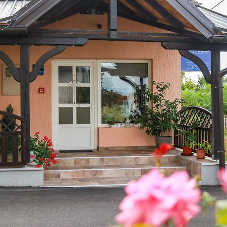 Guest House Studio Apartman Marina - With Jacuzzi, Free Parking, Pet Friendly Karlovac Exterior foto